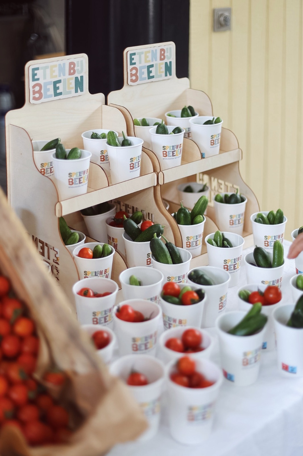 Fresh vegetables in reusable Spelen bij Beelen cups