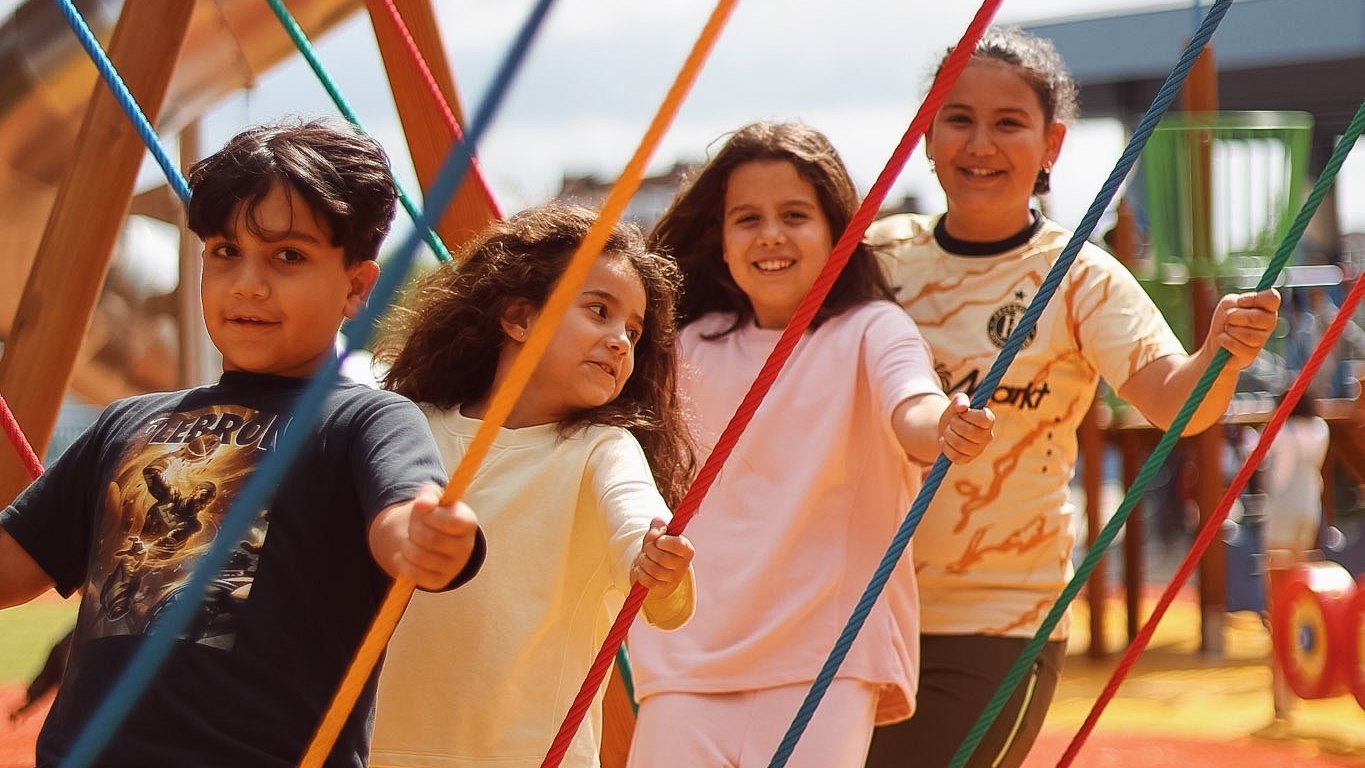 Children playing together at Spelen bij Beelen